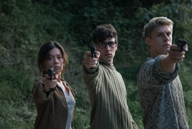 Anna Castillo, Alex Monner y Patrick Criado en la serie 'La línea invisible'