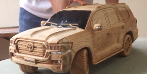 Toyota Land Cruiser tallado en madera