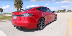 Tesla Model S con el Cheetah Stance mode