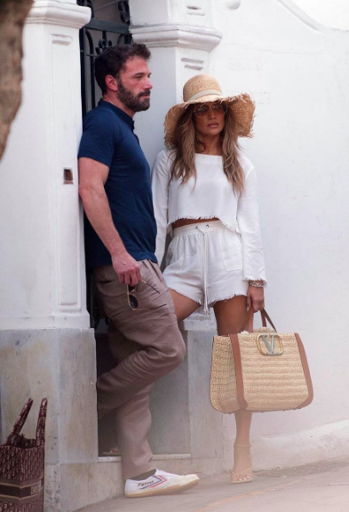 Jennifer Lopez - Una bolsa que hace match con cualquier outfit, de mi  colección #JLOxCoppel. Descubre más