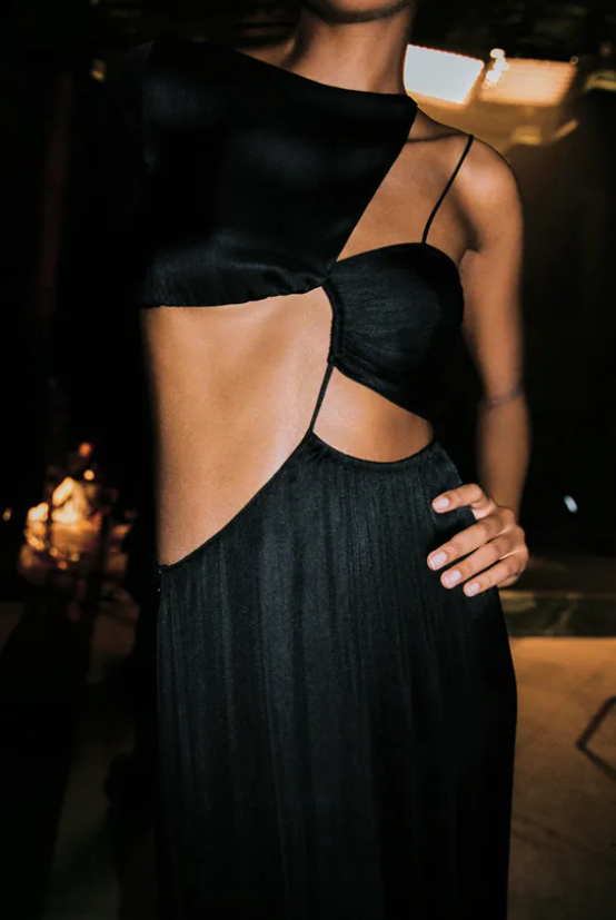 El vestido negro 'cut out' de Zara que recién salido de la pasarela y ya tienen las editoras moda