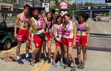 un niño de 6 años corre una maratón