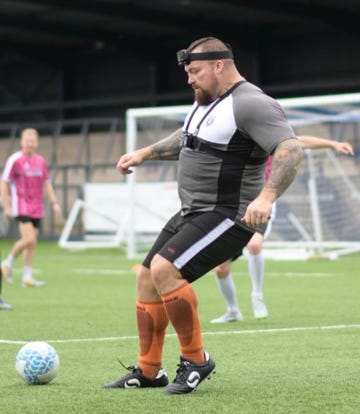 eddie hall jugando al fútbol