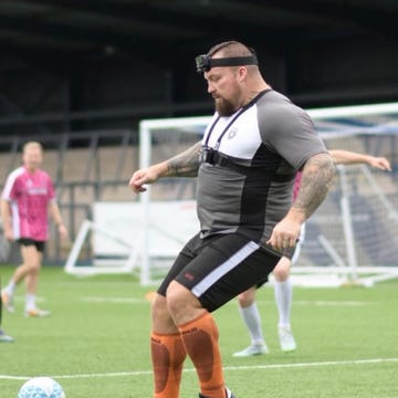 eddie hall jugando al fútbol