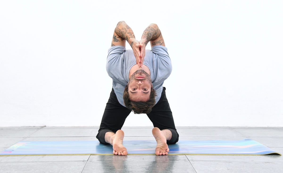 Yoga: posturas finales de yoga con nuestro entrenador Borja Carbó