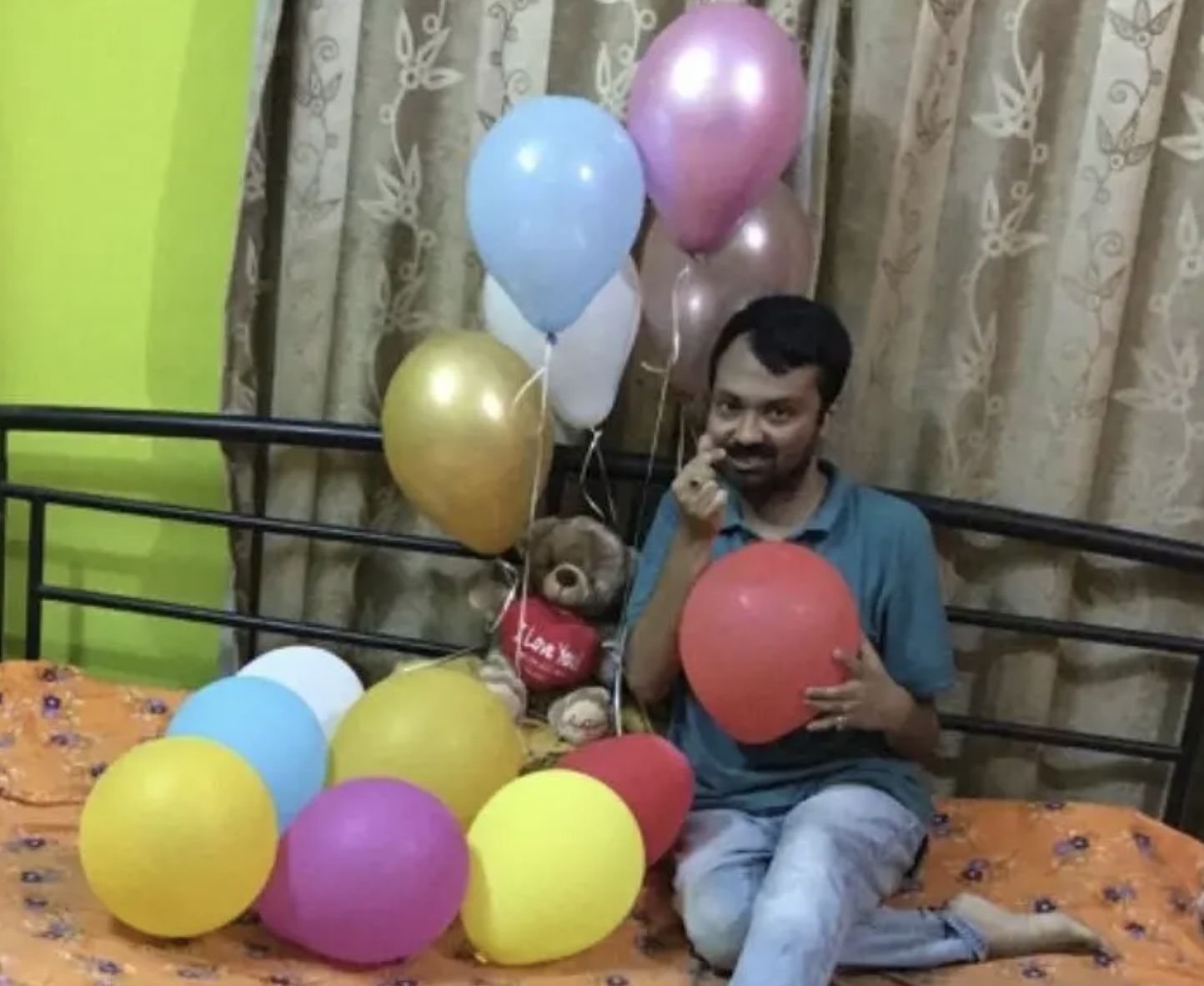 Este hombre tiene sexo con objetos y una relación con globos