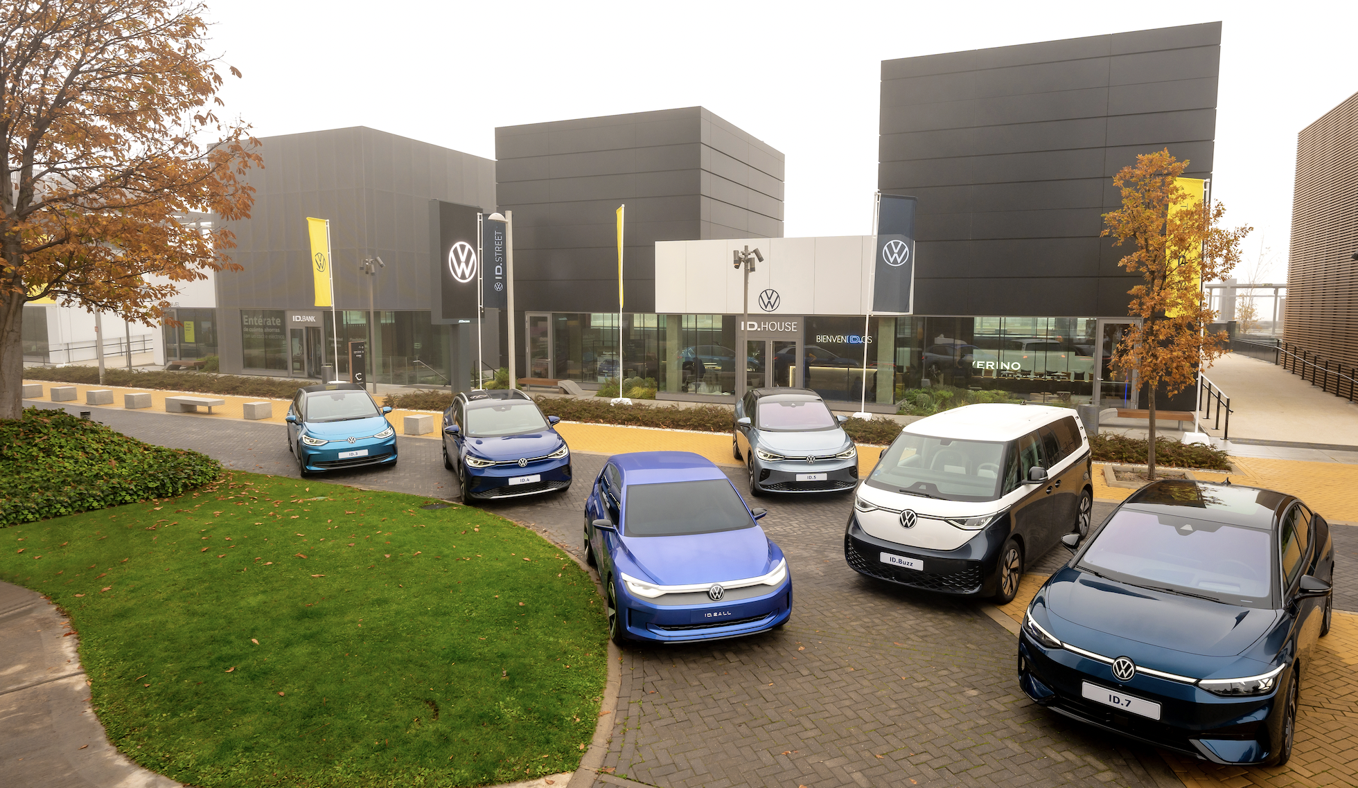 Volkswagen desvela su cargador para coches eléctricos que es un robot: se  acerca al coche aparcado y se encarga de cargarlo