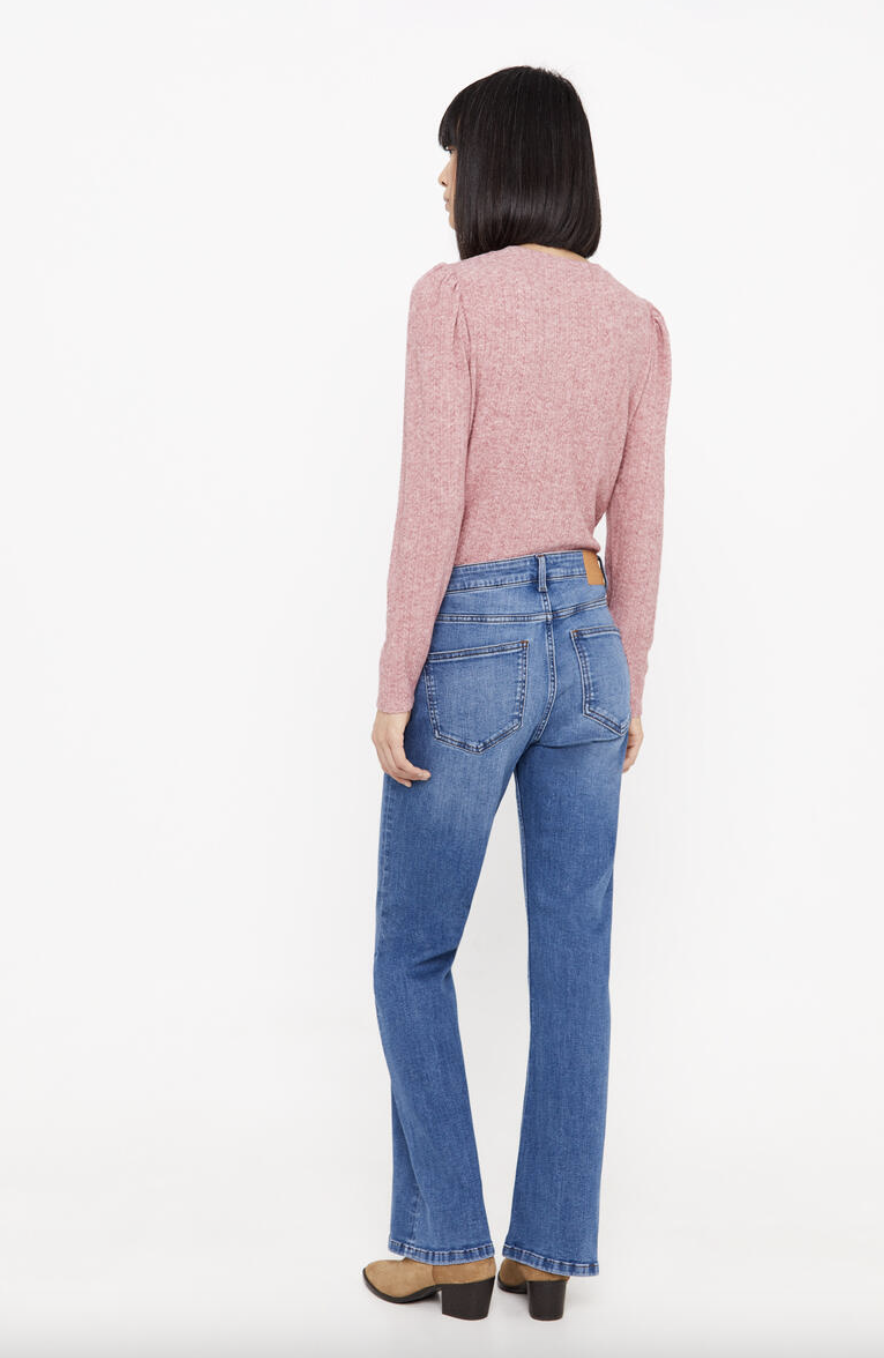 Jeans Zip Fly Perna de corte de bota en 2024  Pantalones de mezclilla  mujer, Estilismos inspirados, Pantalones vaqueros mujeres