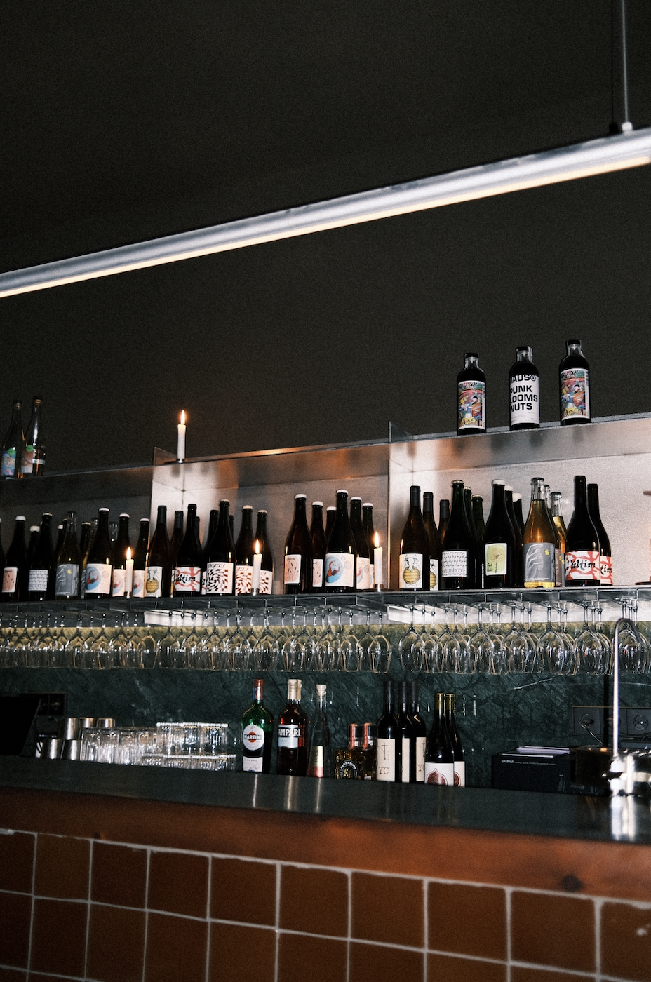 un local minimalista y muy parisino diseñado por estudio diir así es casa neutrale wine bar