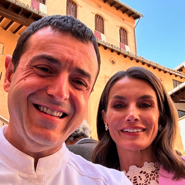el chef valenciano ricard camarena y la reina leticia sonriendo