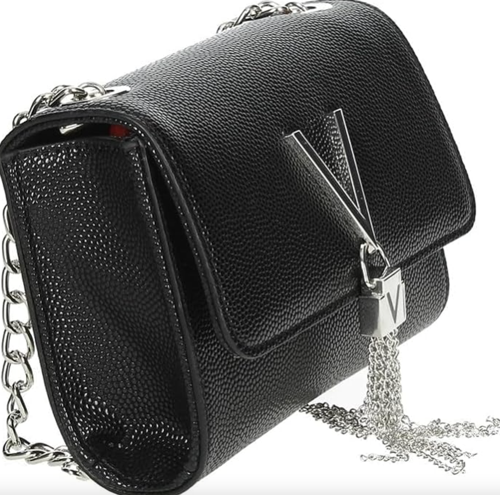 bolso negro con cadena plateada de valentino para amazon