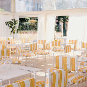 restaurante de jacquemus en saint tropez con sillas de rayas blancas y amarillas