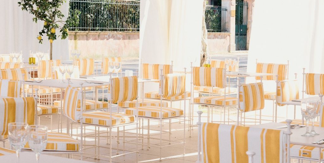restaurante de jacquemus en saint tropez con sillas de rayas blancas y amarillas