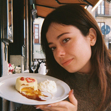 actriz anna castillo sujetando un plato con un postre en instagram