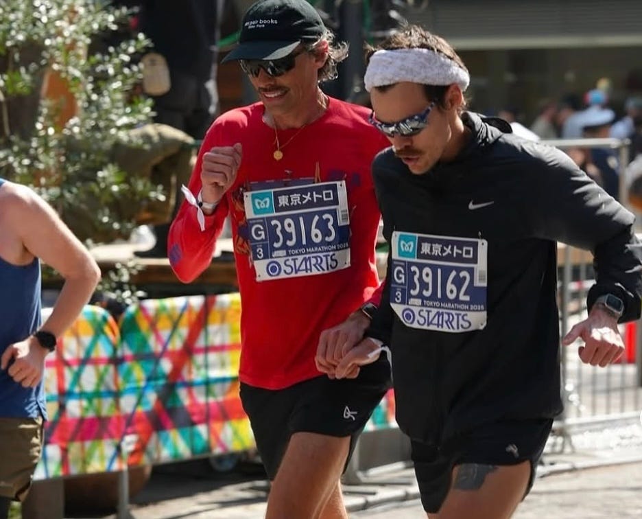 El tiempo del cantante Harry Styles, de 31 años, en el Maratón de Tokio con  parciales casi perfectos
