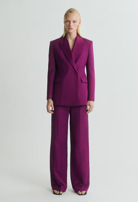 traje morado de dos piezas