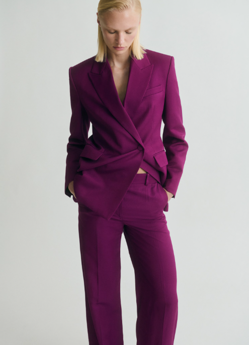 traje morado de dos piezas