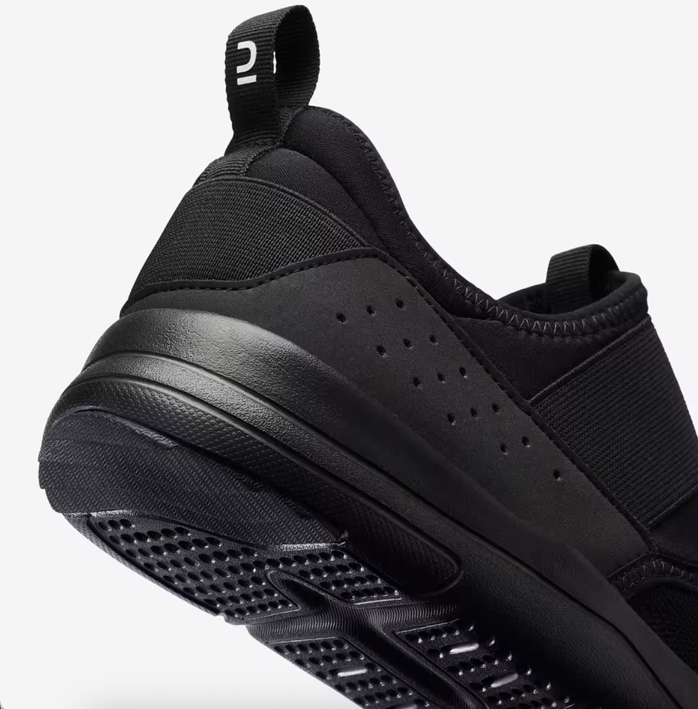 zapatilla slip on para caminar de hombre en color negro de decathlon