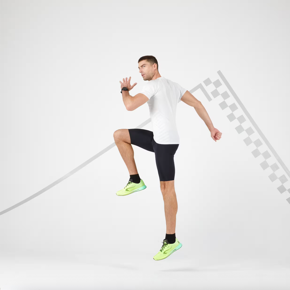 las mallas cortas de hombre para correr en color negro de decathlon