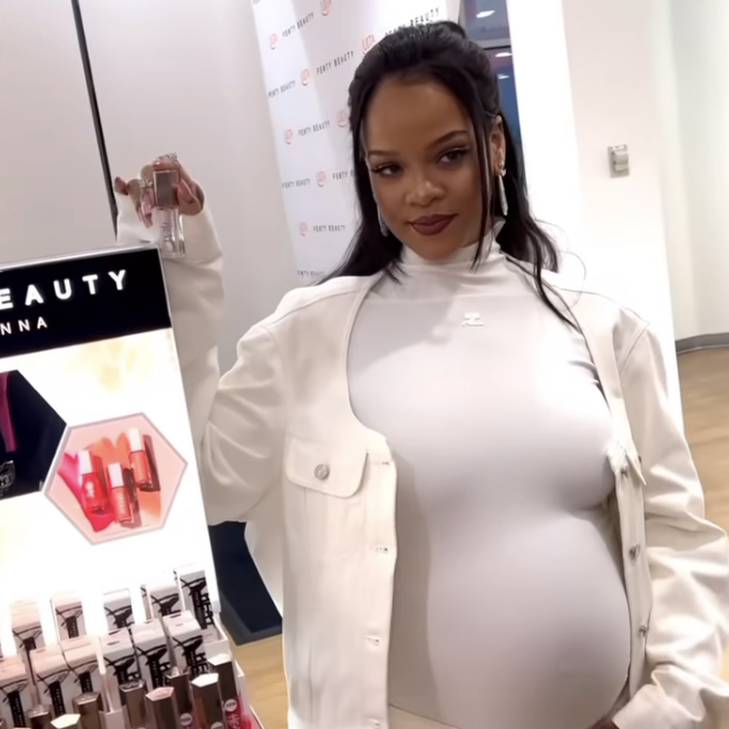 Another look at Rihanna's second pregnancy style.