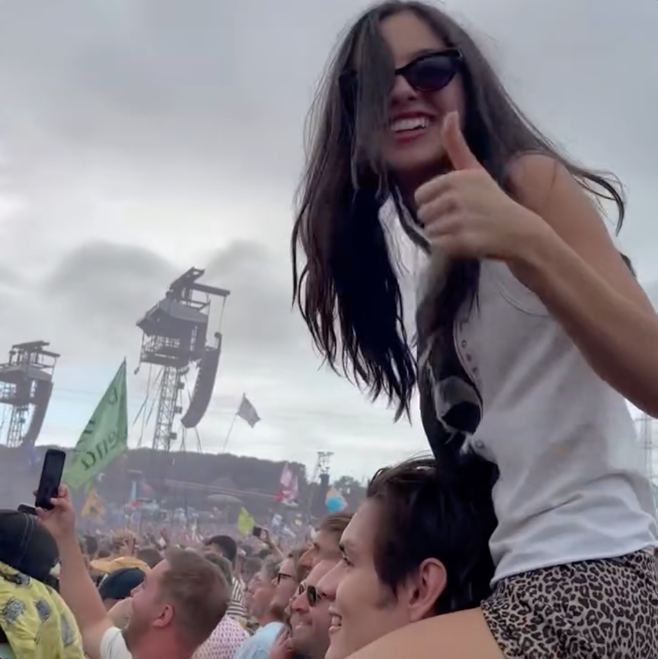 Olivia Rodrigo sobre los hombros de Louis Partridge durante Glastonbury
