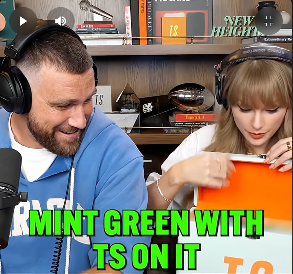 Taylor Swift trägt im Clip einen goldenen Ring an ihrem linken Mittelfinger