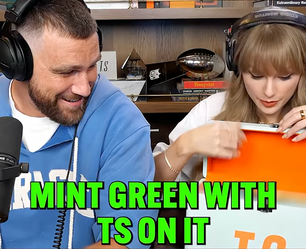 Taylor Swift trägt im Clip einen goldenen Ring an ihrem linken Mittelfinger