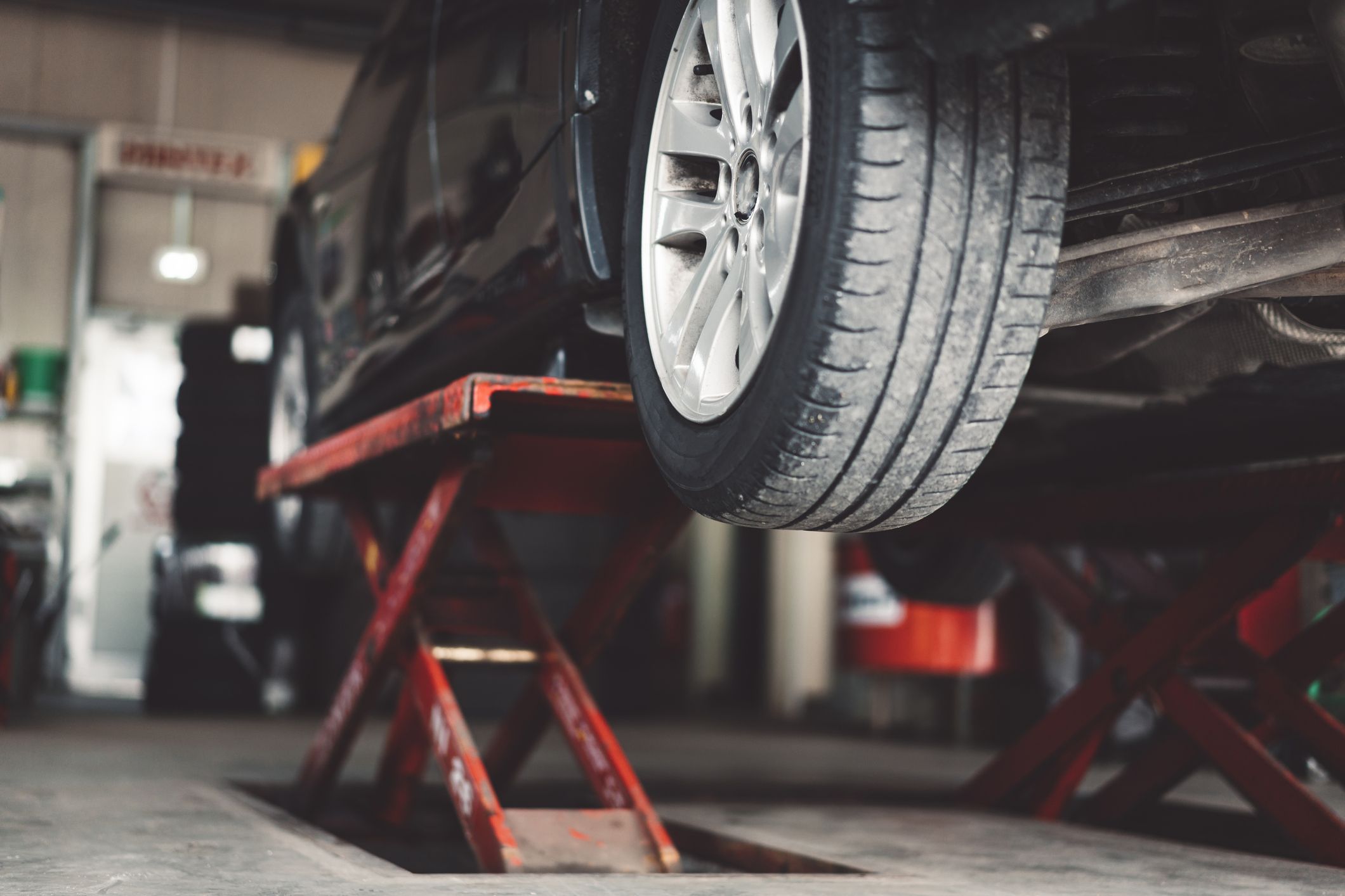 What Should I Do With a Flat Tire? : Farmers Insurance®