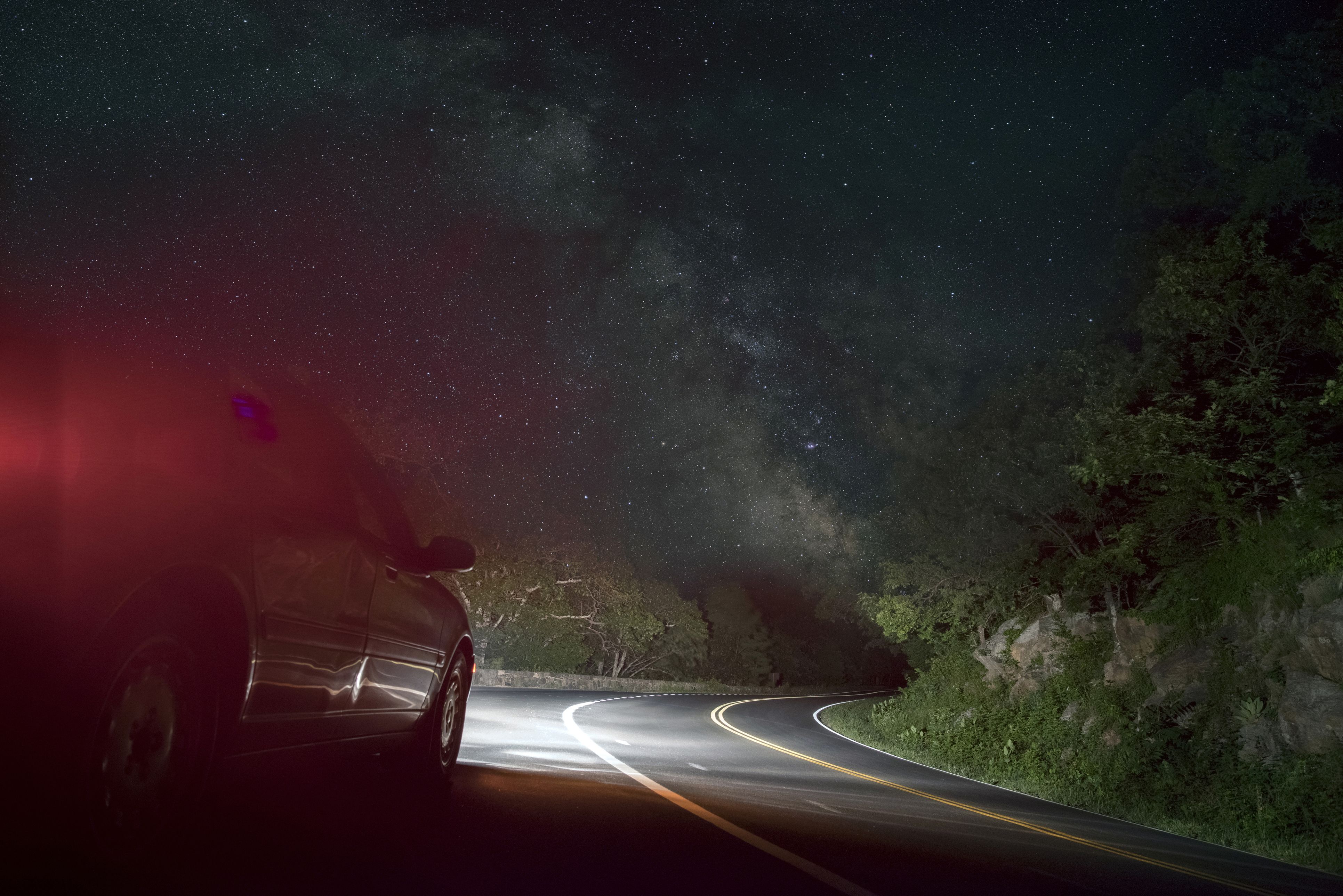 Night drive. Свет от фар. Плохая видимость на дороге. Машина на дороге в городе. Город в темноте.