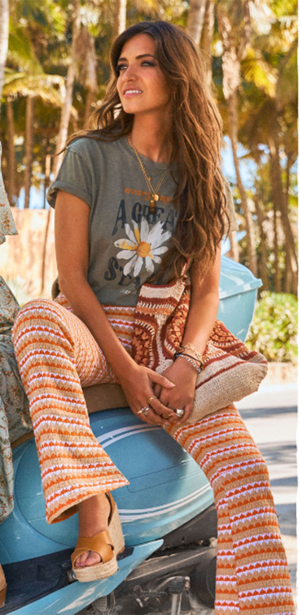 sara carbonero, con pantalones con estampado retro hippie muy años 70, y camiseta en un look de la colección de slow love primavera  verano 2022