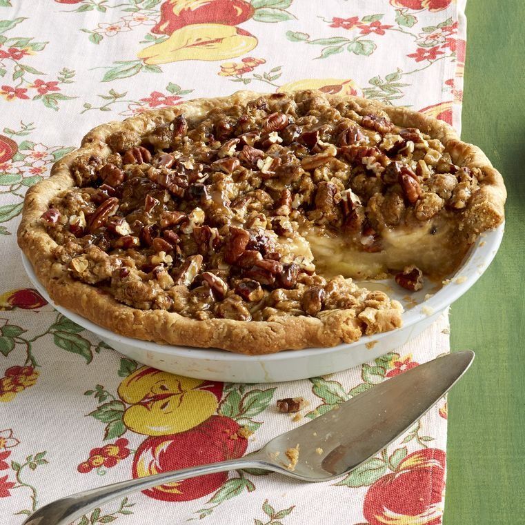 caramel apple pie on apple table linen