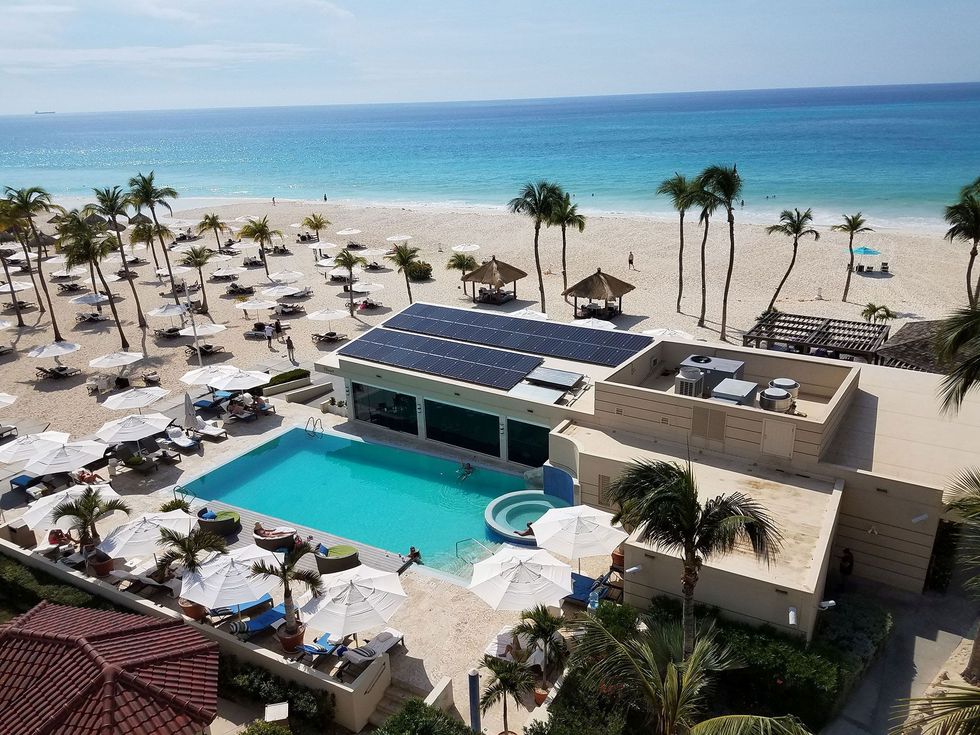 In het Bucuti  Tara Beach Resort wordt gebruikgemaakt van zonnepanelen en wordt aanvullende zonne en windenergie aangekocht om het resort geheel klimaatneutraal te maken