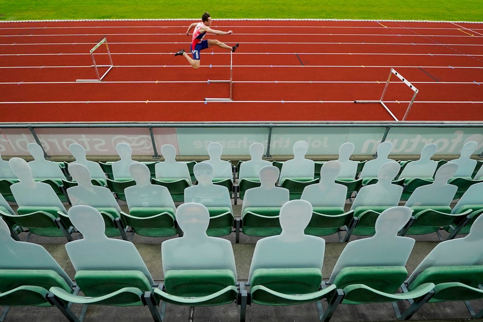 karsten warholm compite solo ante un público de cartón en los 300m vallas de los impossible games de oslo y bate el récord mundial de la prueba