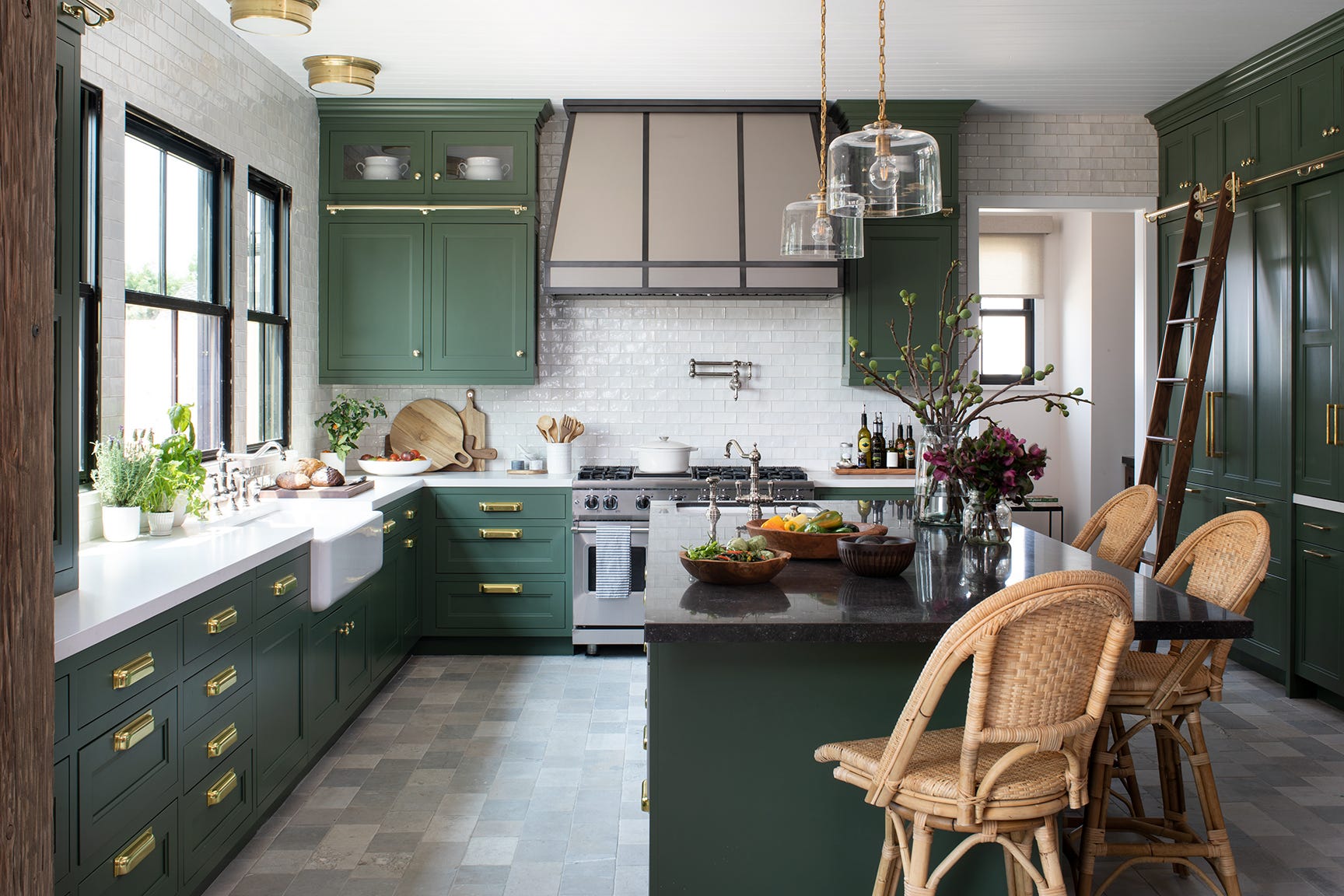 cocina verde con encanto y suelos de piedra natural