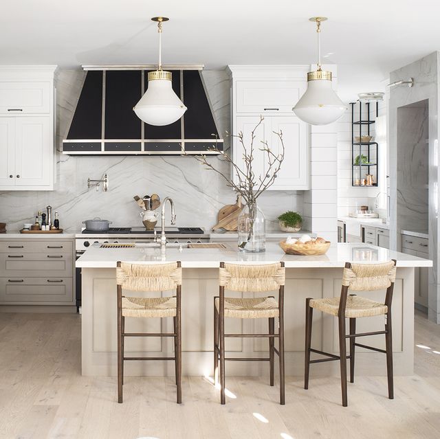 https://hips.hearstapps.com/hmg-prod/images/carenrideau-kennedy-meghanbobphoto-kitchenoverall-hr-1671562382.jpg?crop=0.668xw:1.00xh;0.154xw,0&resize=640:*