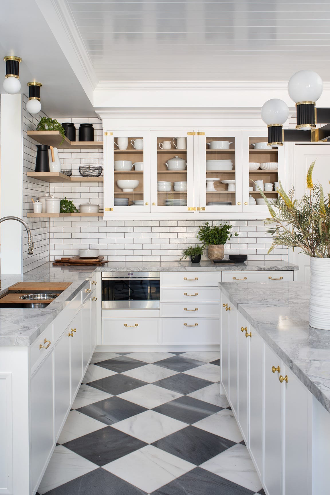 cocina blanca con suelo en damero