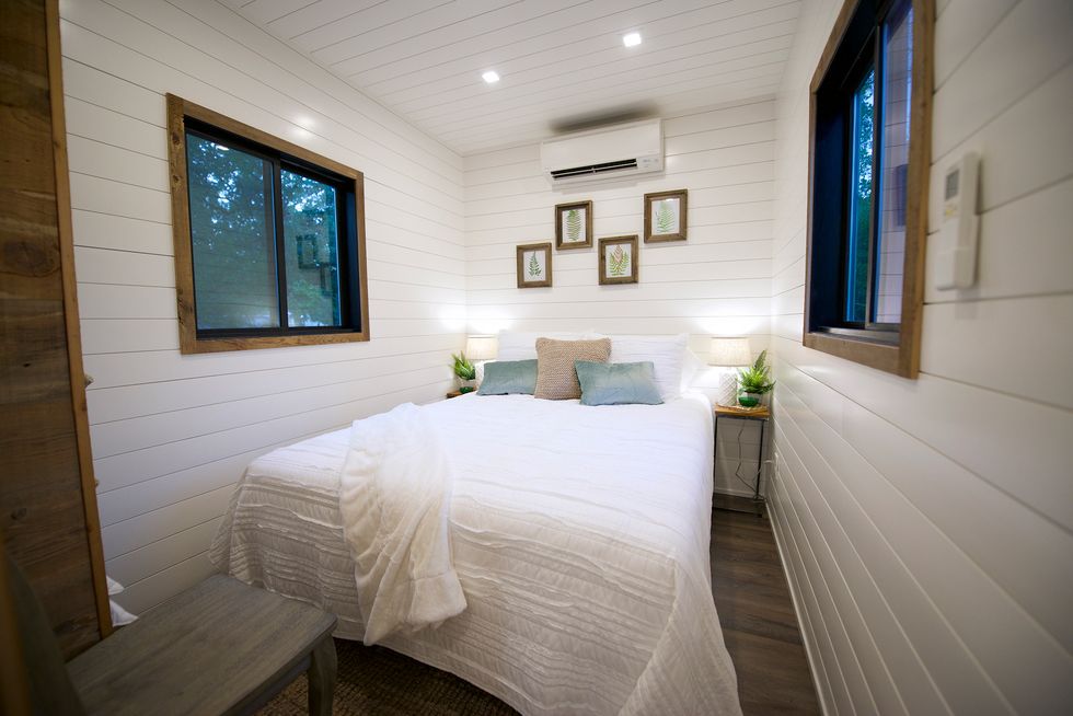 dormitorio doble en el interior de una minicasa en un contenedor con estilo escandinavo