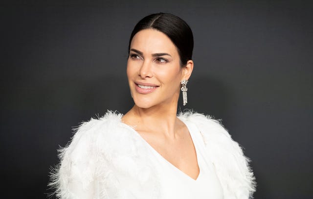 imagen de carla barber posando en photocall con vestido blanco