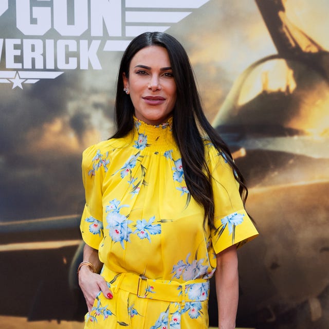 carla barber en una foto de archivo en el estreno de top gun con mono amarillo de flores