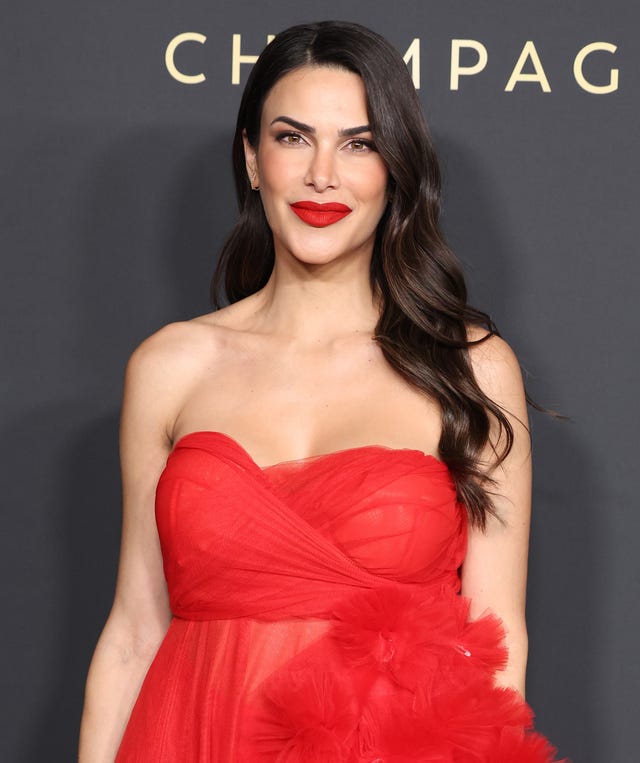 carla barber con vestido rojo en un photocall