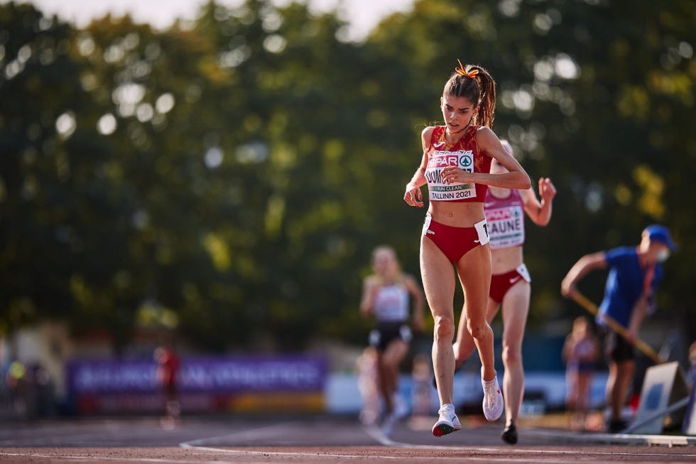 carla domínguez reacciona tras ser campeona de europa sub20 de 5000 metros en tallin