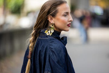 mujer con pendientes grandes y trenza