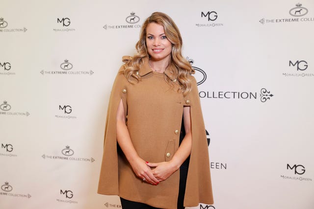 Clothing, Shoulder, Fashion, Khaki, Beige, Blond, Outerwear, Joint, Neck, Sleeve, 