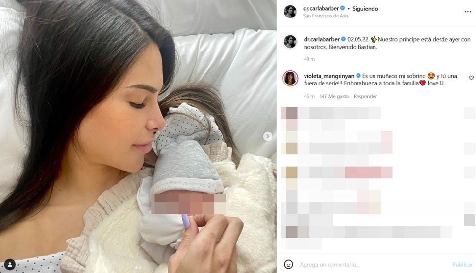 la doctora posa en el hospital con su primer bebé