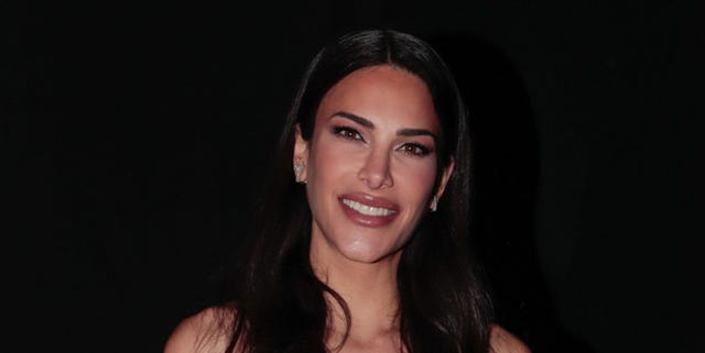 Carla Barber presume de cómo ha crecido su tripa de embarazo la doctora, con un vestido palabra de honor en color blanco