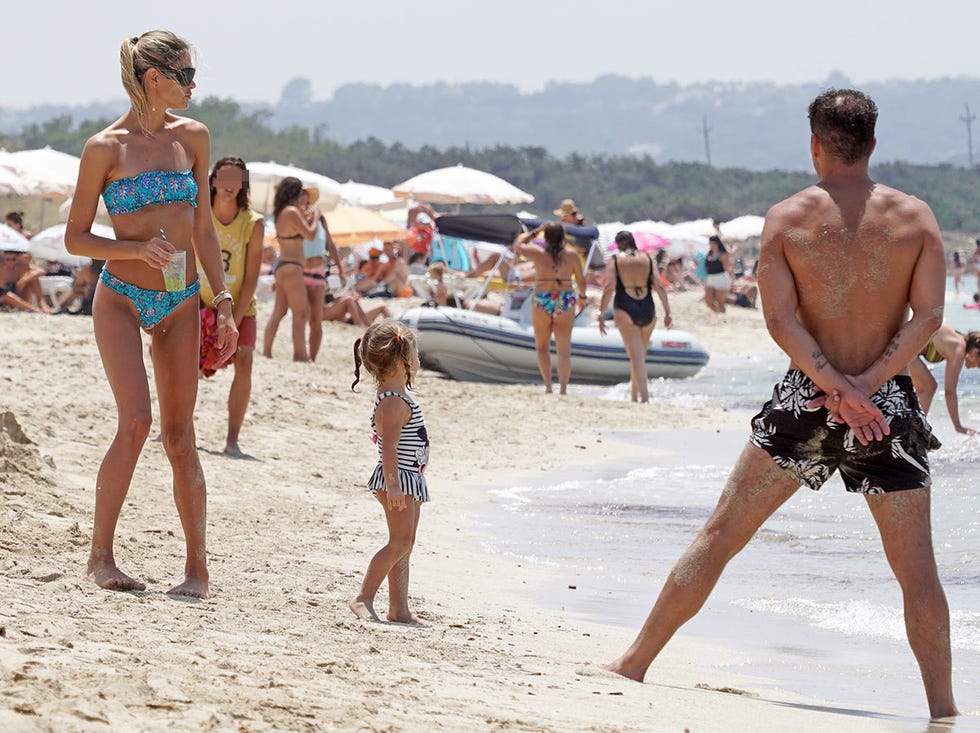 Carla Pereyra y Simeone con su hija Francesca en la playa