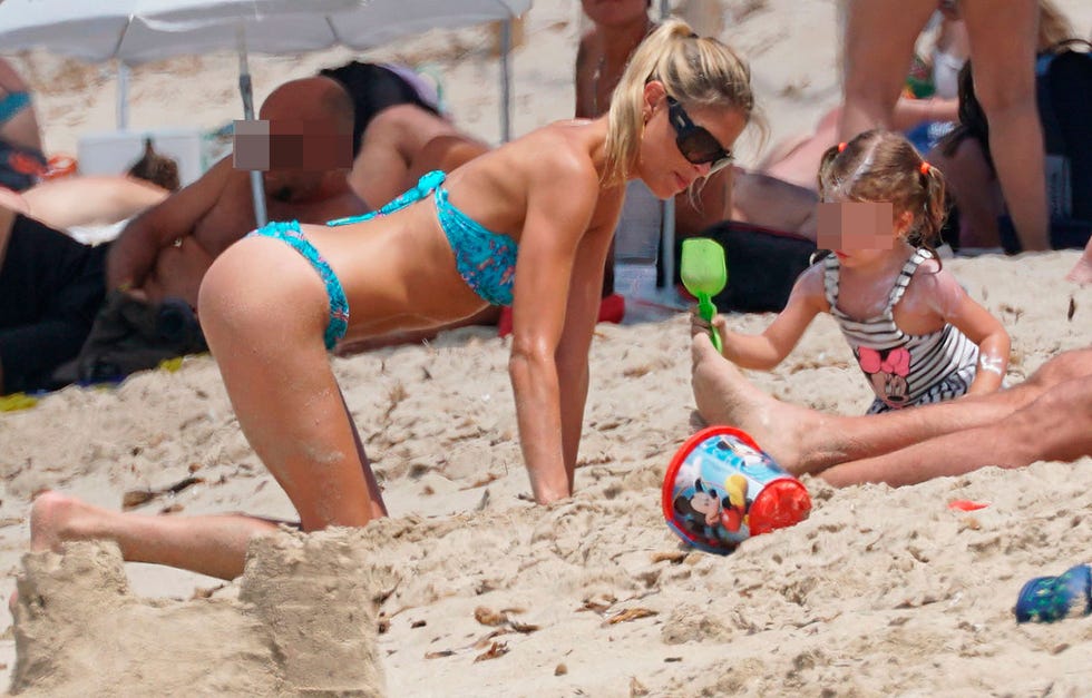 Carla Pereyra y su hija Francesca en la playa de Formentera