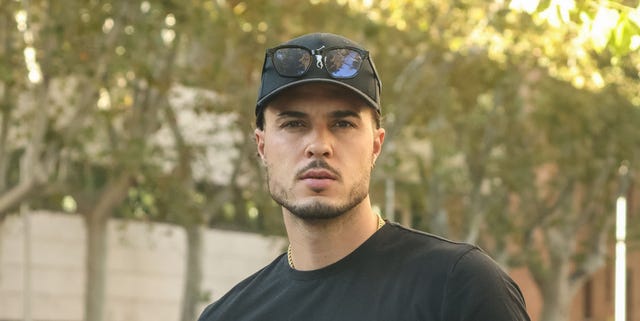 Carlo Costanzia el hijo de mar flores con gorra