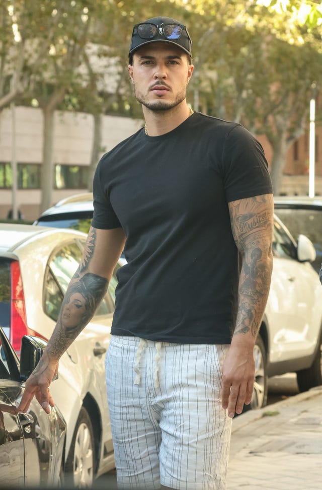 el hijo de mar flores con gorra
