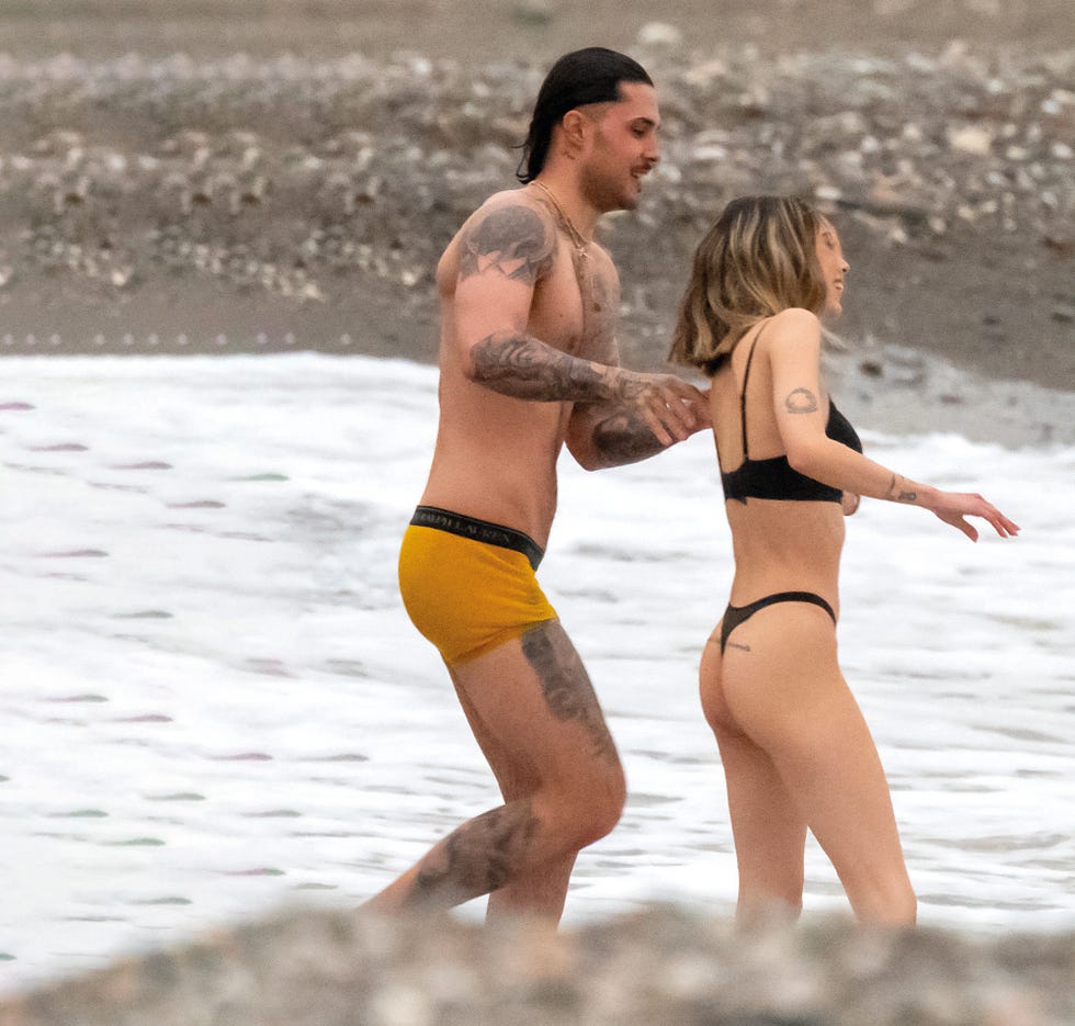 la pareja camina en ropa interior por la orilla